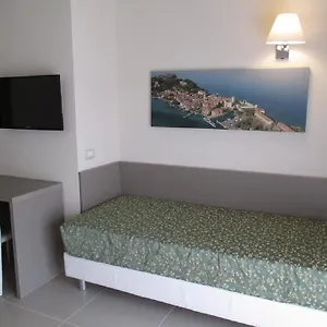 https://hotel-holiday-sirmione.it-lombardy.com